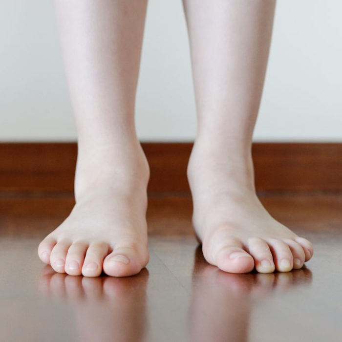 gyermek panaszkodik a lábak ízületeinek fájdalmáról)